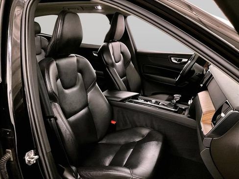 Used 2021 Volvo XC60 T5 Momentum w/ Premium Package AWD/4WD image 7