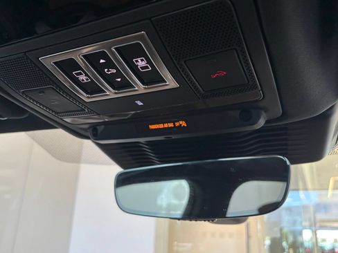 Used 2025 Land Rover Discovery Dynamic SE AWD/4WD image 10