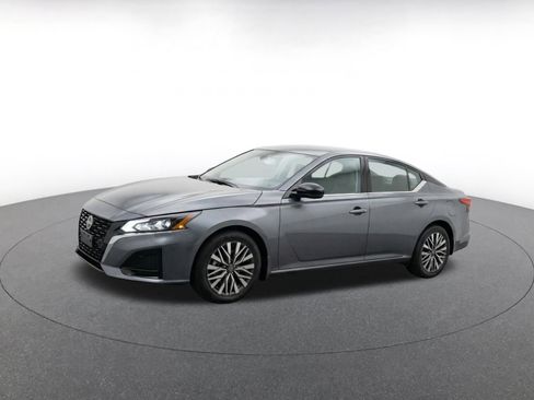 Used 2025 Nissan Altima 2.5 SV FWD image 3