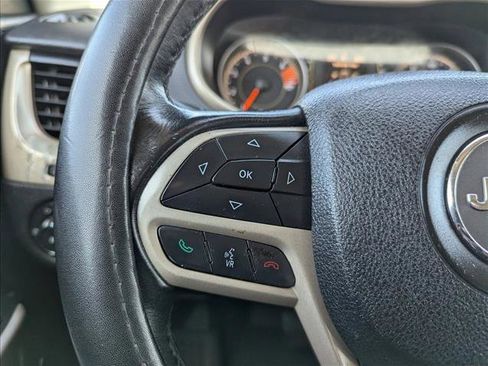 Used 2017 Jeep Cherokee Latitude AWD/4WD image 12