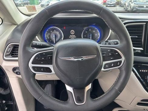 Used 2023 Chrysler Pacifica Touring-L FWD image 17