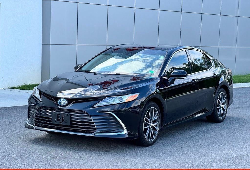Used 2023 Toyota Camry XLE w/ Cold Weather Package FWD image 2