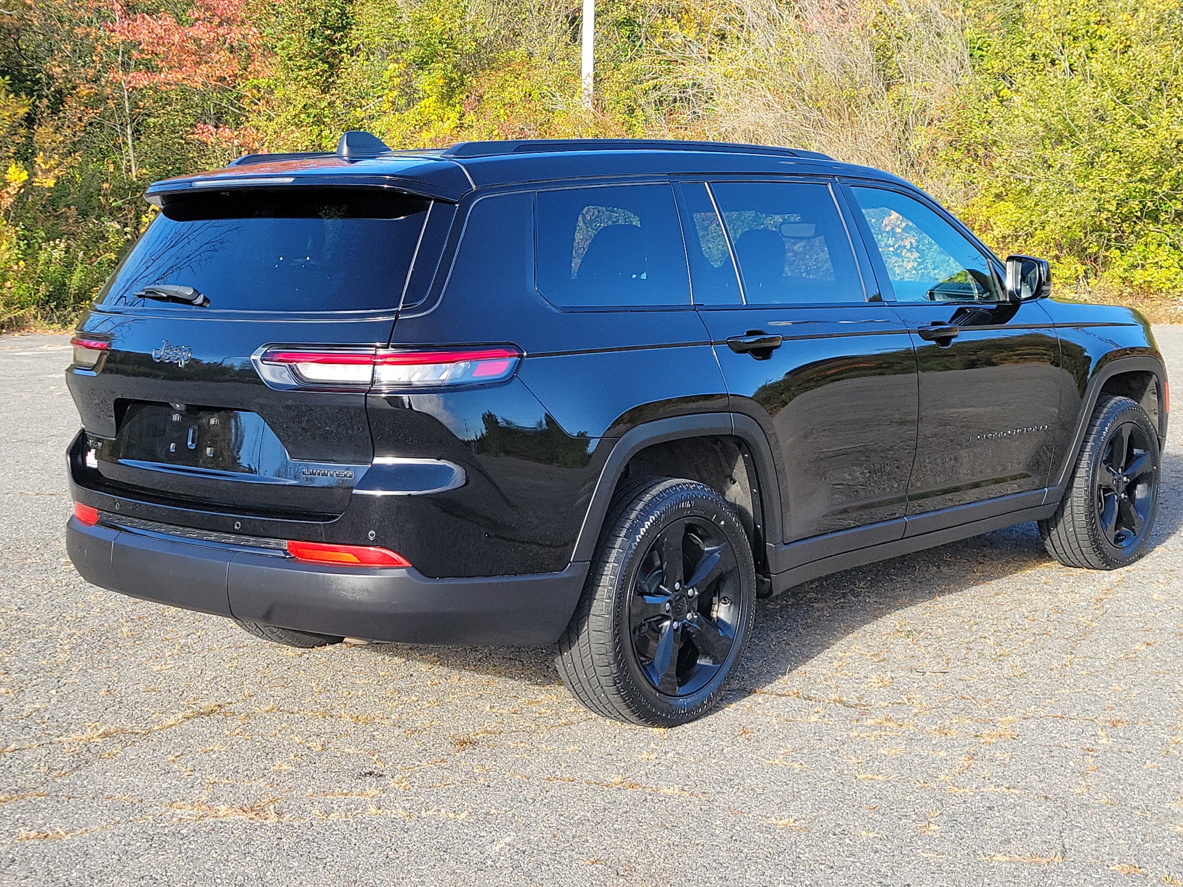Used 2024 Jeep Grand Cherokee L Limited w/ Black Appearance Package AWD/4WD image 5