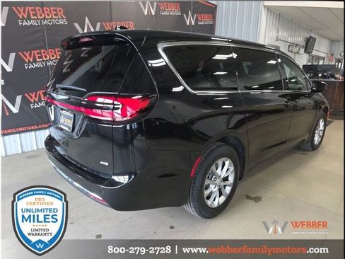 New 2026 Chrysler Pacifica Select image 4