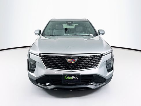 Used 2024 Cadillac XT4 Premium Luxury image 2
