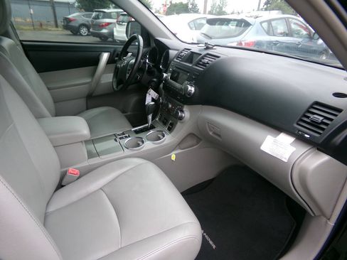 Used 2012 Toyota Highlander SE w/ Tow Pkg AWD/4WD image 11