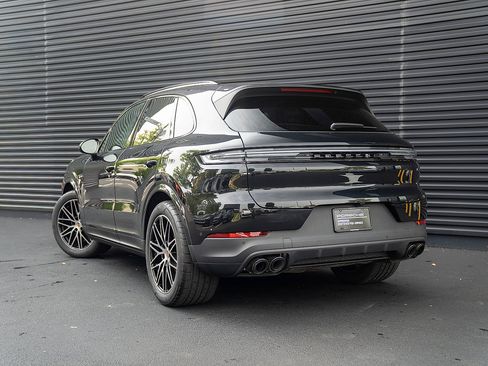 Used 2026 Porsche Cayenne AWD/4WD image 3