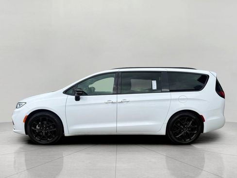 Used 2025 Chrysler Pacifica Limited FWD image 55