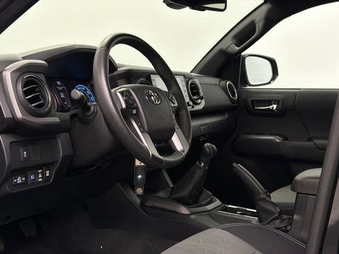 Used 2022 Toyota Tacoma TRD Off-Road image 15