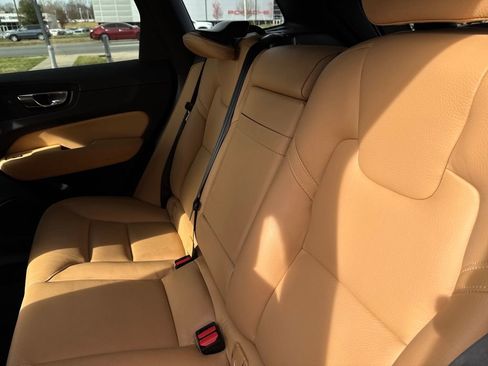 Used 2019 Volvo XC60 T5 Momentum w/ Premium Package image 14
