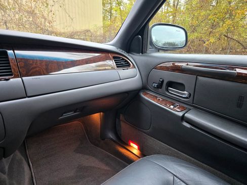 Used 2000 Lincoln Town Car Executive RWD image 17