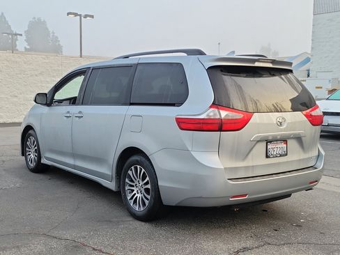Used 2020 Toyota Sienna XLE image 28