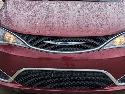 Used 2018 Chrysler Pacifica Touring-L w/ Tire & Wheel Group image 9