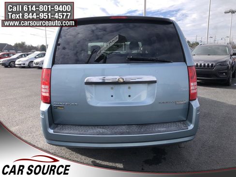 Used 2009 Chrysler Town & Country LX image 6