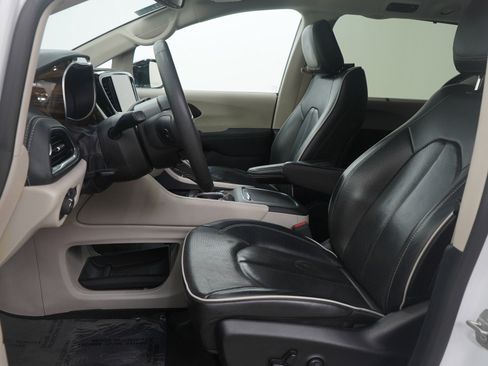 Used 2024 Chrysler Pacifica Limited FWD image 18