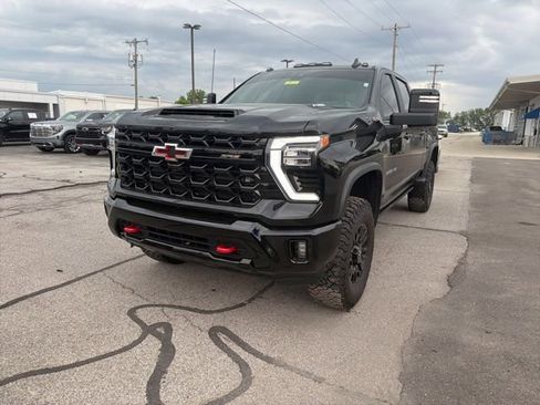 Used 2024 Chevrolet Silverado 2500 ZR2 w/ Technology Package AWD/4WD image 2