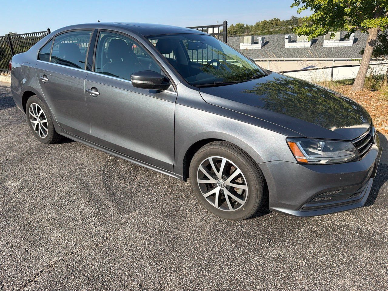 Used 2017 Volkswagen Jetta SE FWD image 2