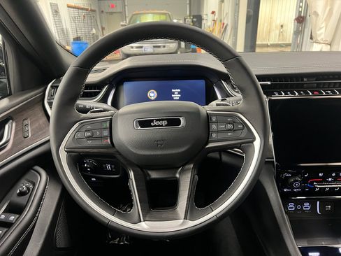 New 2025 Jeep Grand Cherokee L Limited w/ Luxury Tech Group II image 11