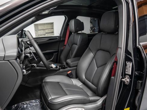 Certified 2026 Porsche Macan AWD/4WD image 5