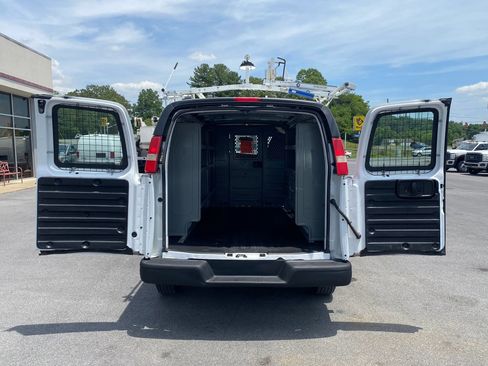 Used 2011 Chevrolet Express 2500 RWD image 21