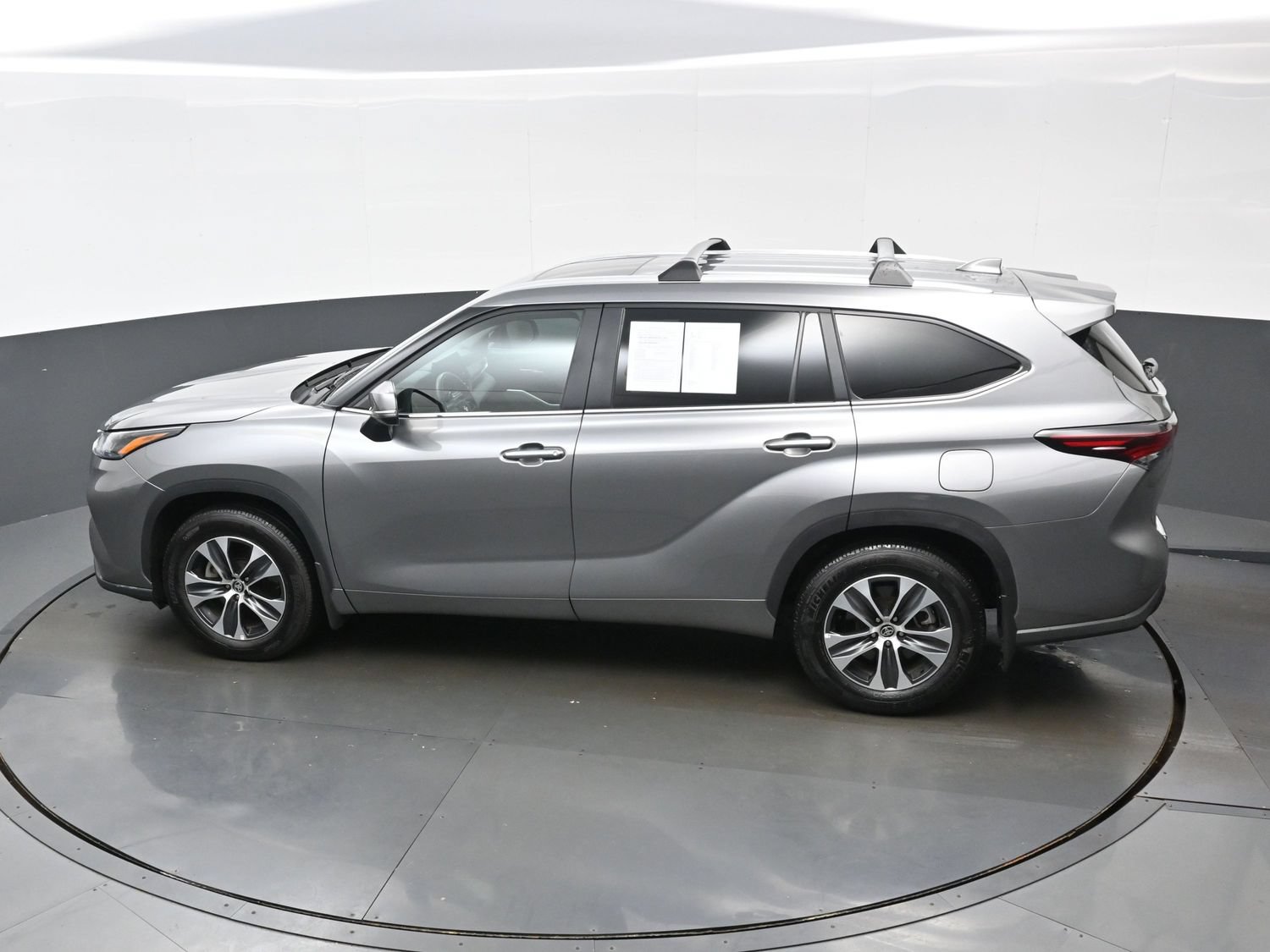 Used 2025 Toyota Highlander XLE AWD/4WD image 39