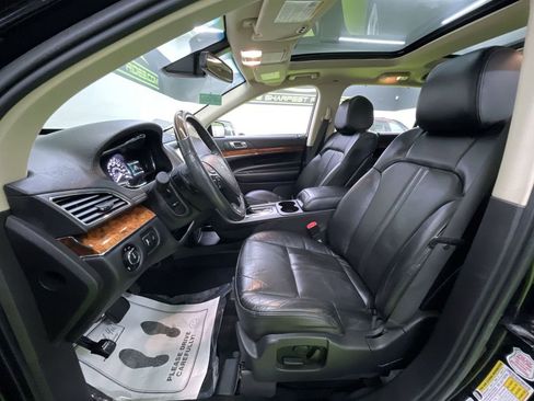 Used 2019 Lincoln MKT AWD image 16