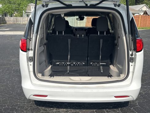 Used 2023 Chrysler Voyager LX FWD image 10