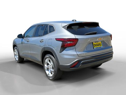 Used 2024 Chevrolet Trax LS w/ LS Convenience Package FWD image 3