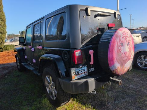 Used 2017 Jeep Wrangler Unlimited Sahara w/ Connectivity Group image 4