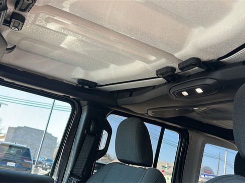 Used 2025 Jeep Wrangler Sahara image 16