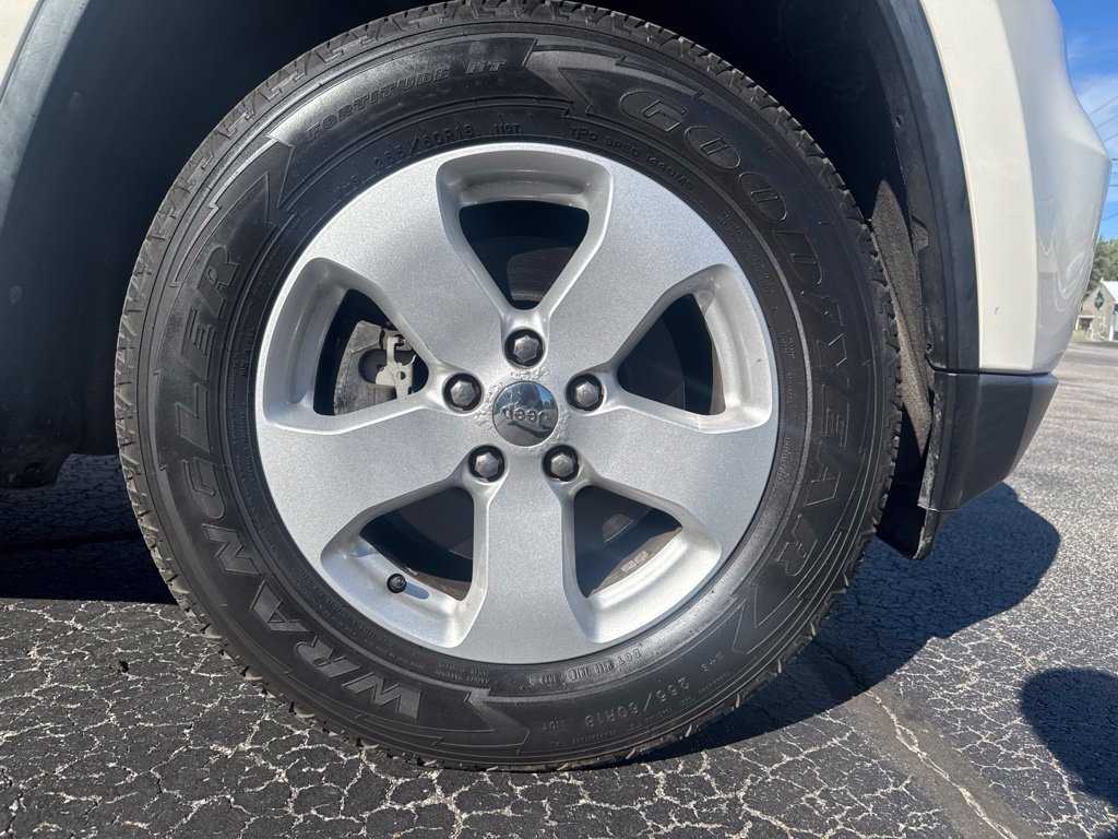Used 2012 Jeep Grand Cherokee Laredo AWD/4WD image 9