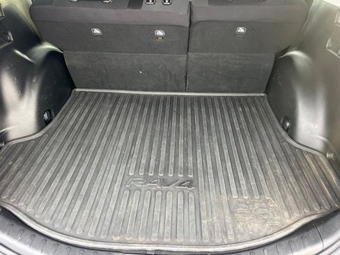 Used 2018 Toyota RAV4 LE image 23