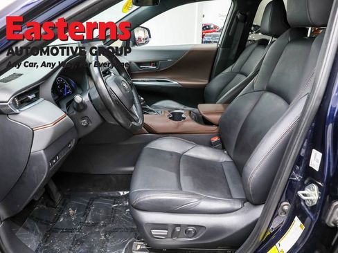 Used 2023 Toyota Venza XLE image 14