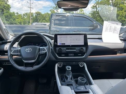 Used 2025 Toyota RAV4 XLE AWD/4WD image 5