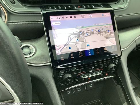 Used 2022 Jeep Grand Cherokee Limited image 10