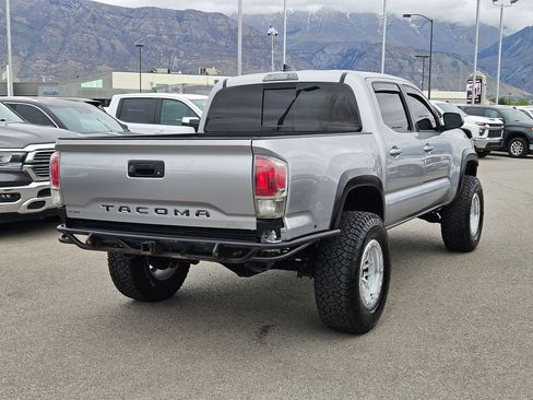 Used 2017 Toyota Tacoma TRD Sport w/ Tow Package (A/T) AWD/4WD image 3