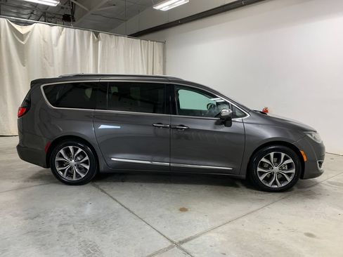 Used 2017 Chrysler Pacifica Limited FWD image 12