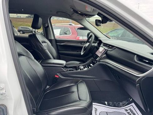 Used 2023 Jeep Grand Cherokee Limited w/ Black Appearance Package image 16