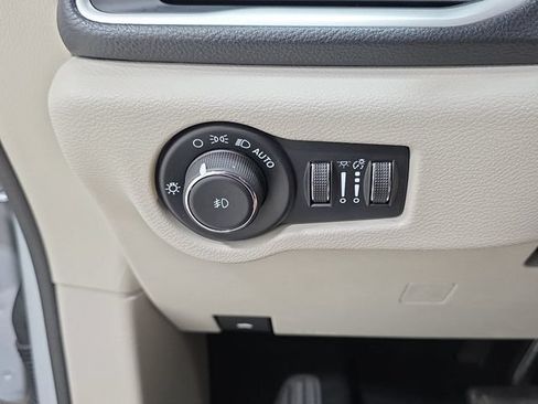 Used 2024 Chrysler Pacifica Limited FWD image 26