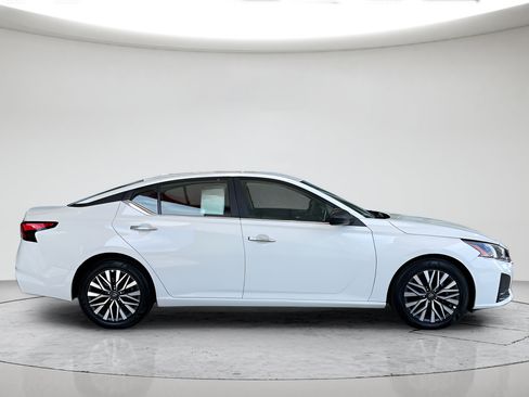 Used 2025 Nissan Altima 2.5 SV FWD image 4