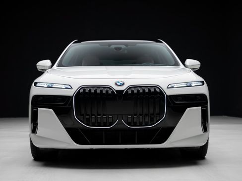 Used 2024 BMW 740i xDrive w/ Executive Package AWD/4WD image 9