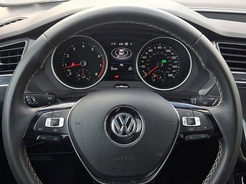 Used 2021 Volkswagen Tiguan SE w/ Panoramic Sunroof Package image 18