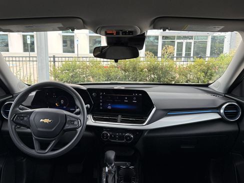 Used 2025 Chevrolet Trax LT FWD image 33