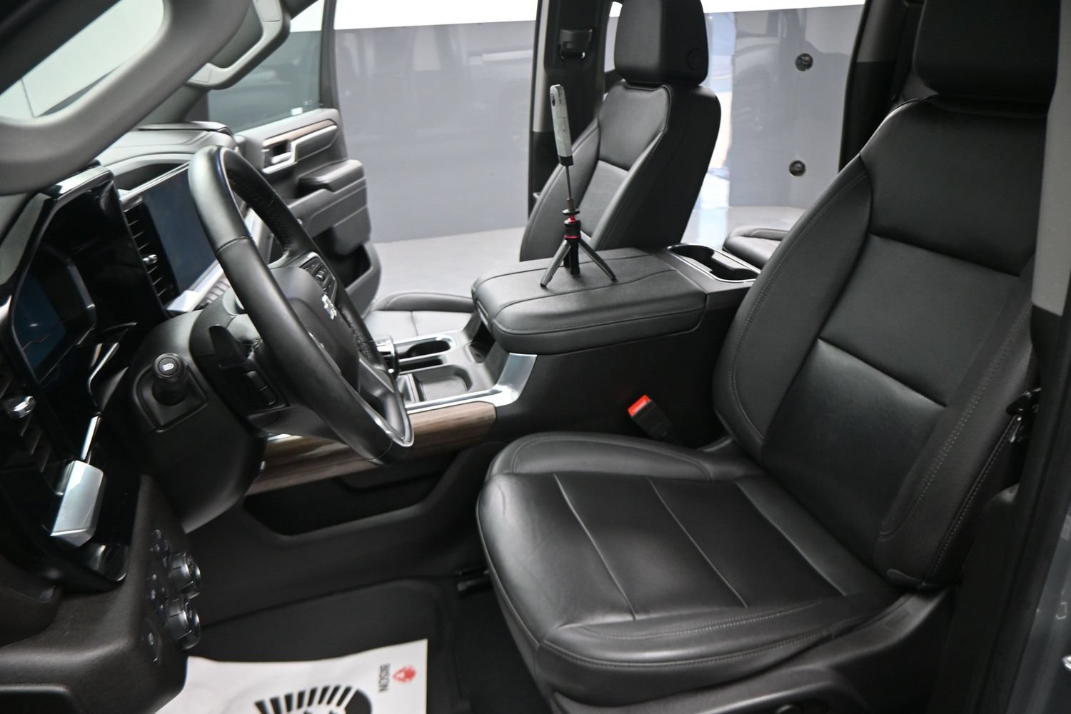 Used 2023 Chevrolet Silverado 1500 RST AWD/4WD image 2