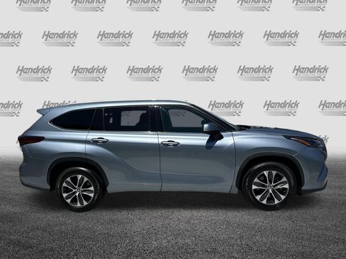Used 2022 Toyota Highlander XLE FWD image 11