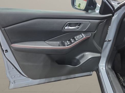 Used 2025 Nissan Rogue SV AWD/4WD image 7