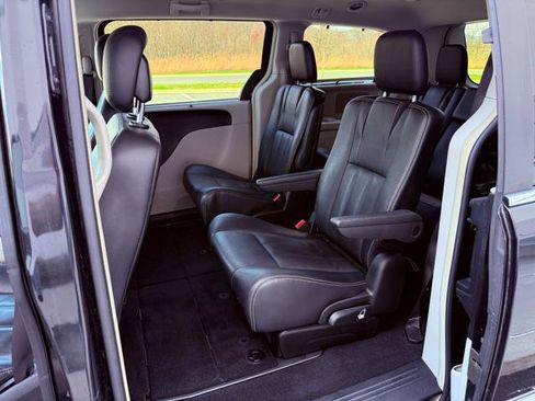 Used 2015 Chrysler Town & Country Touring image 14