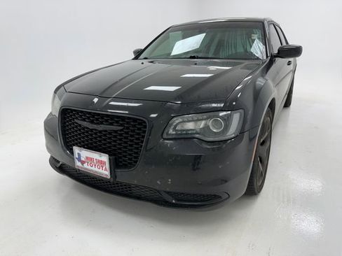 Used 2021 Chrysler 300 Touring w/ Sport Appearance Package RWD image 4