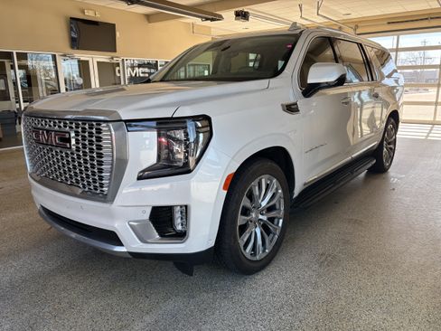 Used 2024 GMC Yukon XL Denali w/ Advanced Technology Package image 3