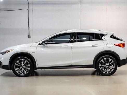 Used 2017 INFINITI QX30 Premium w/ Navigation Package AWD/4WD image 11